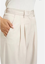 Lade das Bild in den Galerie-Viewer, Smith & Soul Hose mit Bundfalten und Cropped Leg in Sand
