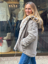 Lade das Bild in den Galerie-Viewer, Rino & Pelle Wendejacke Ines , col.light pebble and leopard