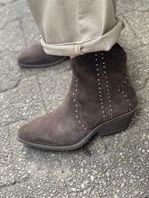 Lade das Bild in den Galerie-Viewer, Rino & Pelle Klintie Ankle Boots With Studs col.braun