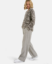 Lade das Bild in den Galerie-Viewer, Smith & Soul Pulover , Leo print, col.taupe print