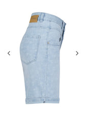 Lade das Bild in den Galerie-Viewer, Red Button Sienna short denim flower, col Bleach