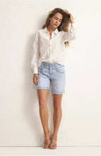 Lade das Bild in den Galerie-Viewer, Red Button Sienna short denim flower, col Bleach