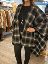 Lade das Bild in den Galerie-Viewer, Smith & Soul Modische Poncho, Schwarz