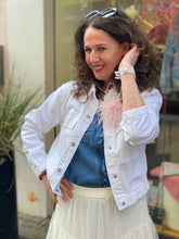 Lade das Bild in den Galerie-Viewer, Red Button Jeansjacke Juno col. weiß
