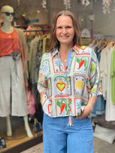 Lade das Bild in den Galerie-Viewer, Smith &amp; Soul Bluse col.chili print
