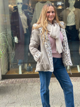 Lade das Bild in den Galerie-Viewer, Rino &amp; Pelle Wendejacke Ines , col.light pebble and leopard
