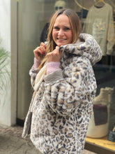 Lade das Bild in den Galerie-Viewer, Rino &amp; Pelle Wendejacke Ines , col.light pebble and leopard
