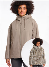Lade das Bild in den Galerie-Viewer, Rino &amp; Pelle Wendejacke Ines , col.light pebble and leopard

