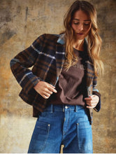 Lade das Bild in den Galerie-Viewer, Smith &amp; Soul Cropped Jacke im Allover-Look mit Reverskragen in bleu melange
