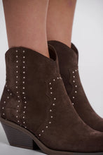 Lade das Bild in den Galerie-Viewer, Rino &amp; Pelle Klintie Ankle Boots With Studs col.braun
